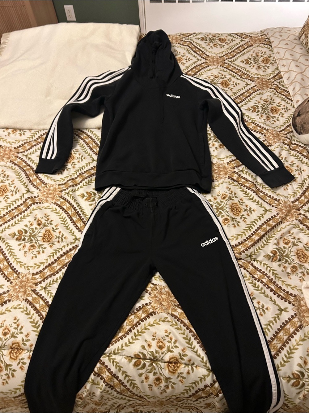 WOMEN’S ADIDAS SWEATSUIT SZ XSMALL TOP & BOTTOM - RETAIL $120
